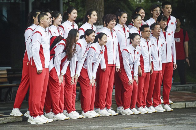 郎平告别,郎平退役队员采访痛哭