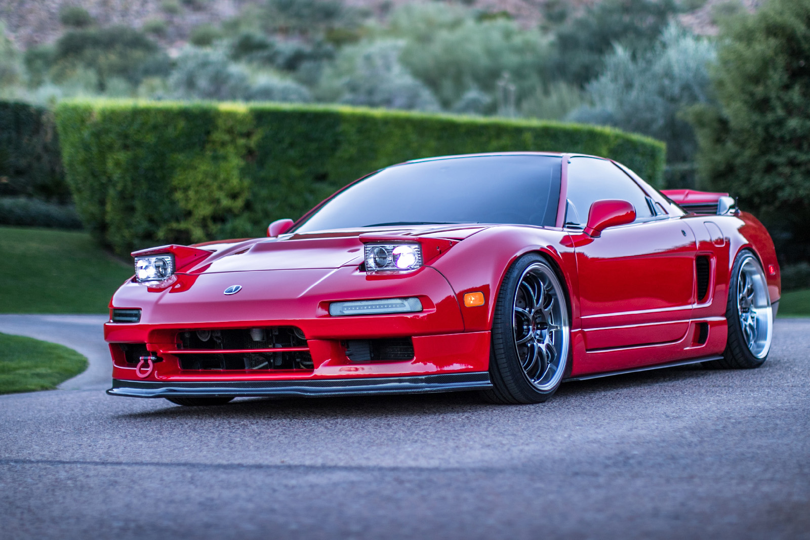 采用“法拉利红”车漆的1995款本田NSX，仍然保持超跑姿态