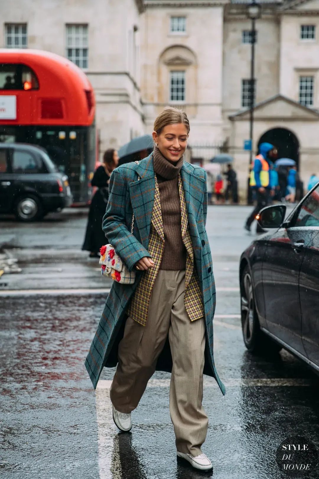 黑白格纹大衣怎么搭配好看,戴帽子黑白格纹大衣怎么搭配好看