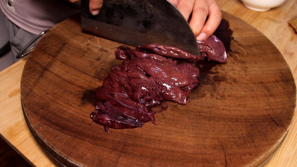 炒猪肝前是不是都要弄淀粉,炒猪肝很多人第一步就错了