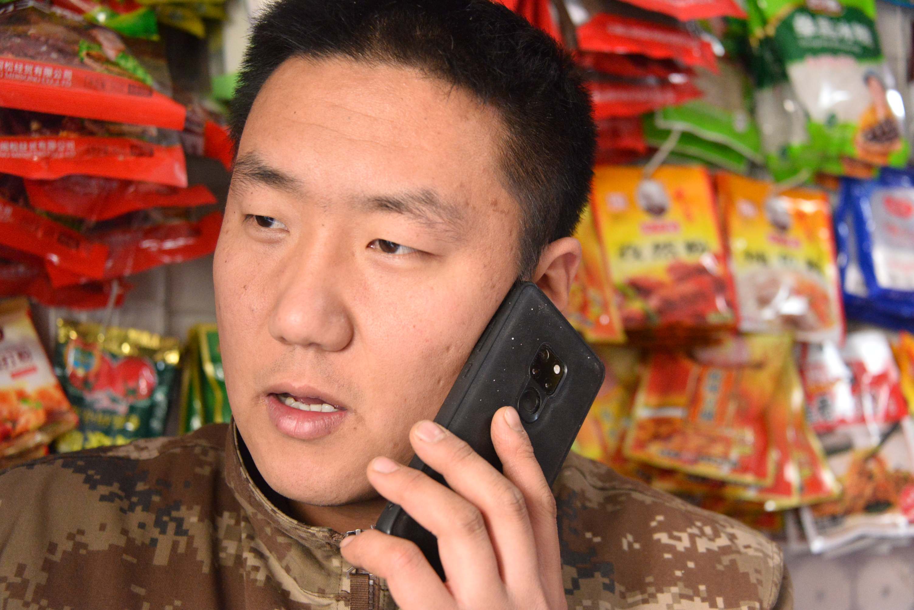 90后小伙创业开网店,90后创业小伙卖菜