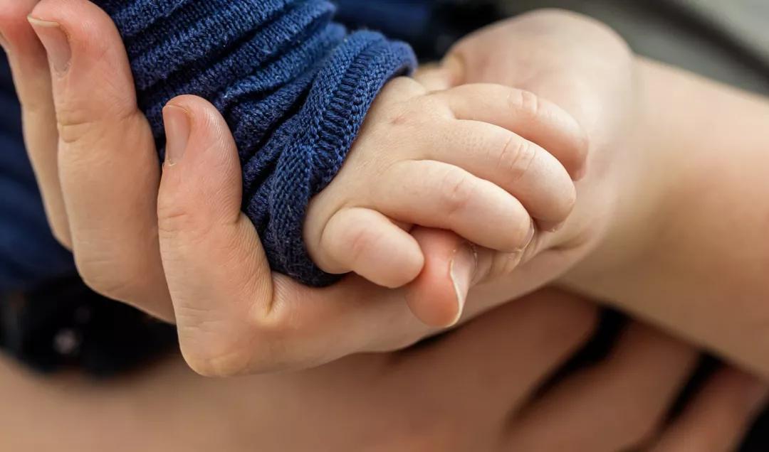 小朋友喜欢抓人的原因是什么,小朋友爱抓人如何纠正