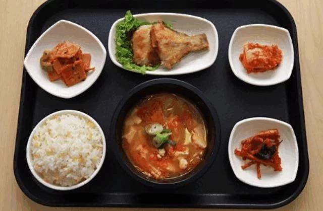 闺蜜韩国留学，顿顿都吃辣白菜，我给她发了照片，她拉黑我了