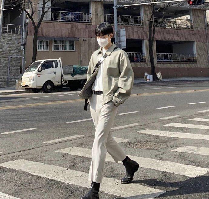 偏瘦的男生夏天怎么穿搭才好看,太瘦的男生怎么穿搭好看