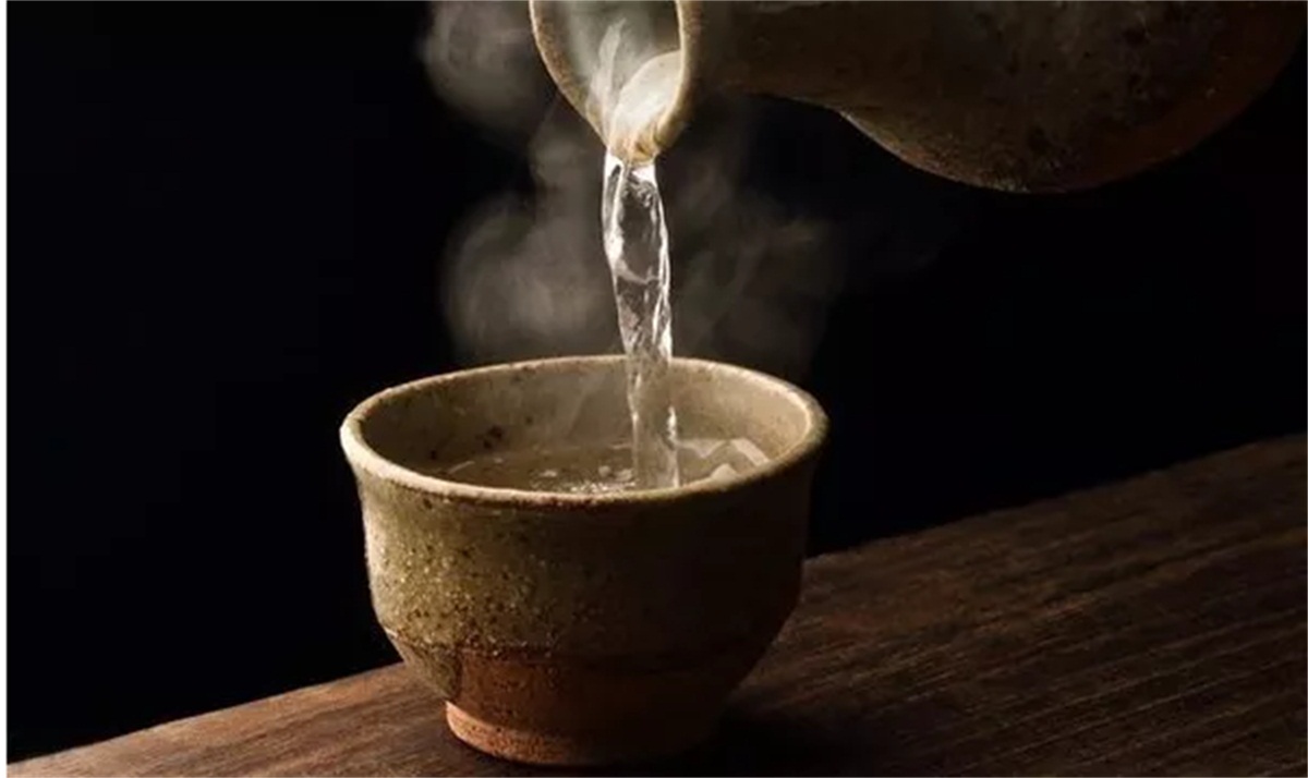 纯粮酿造的白酒粉红色咋回事,真正的纯粮酒都是又苦又辣