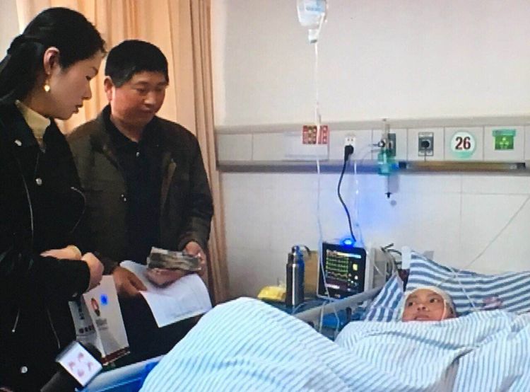 点赞热心企业家捐助医院慈心为民,公司为患病员工爱心捐款新闻