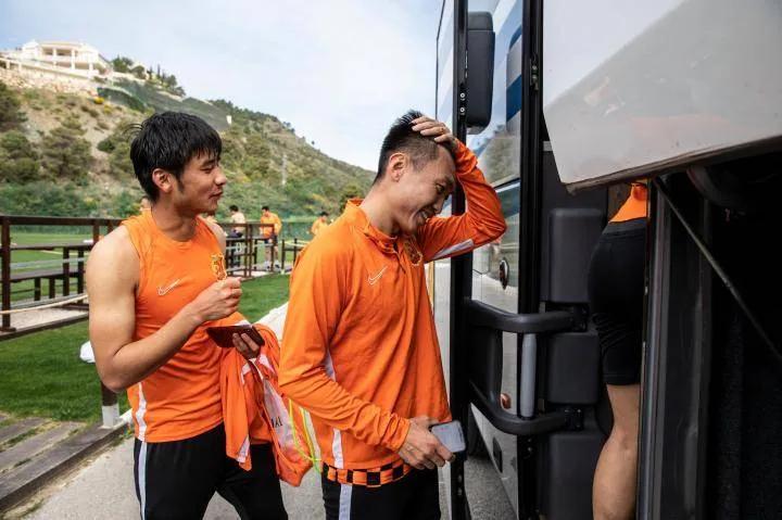 60余天无家可归，一支武汉职业足球队的奇幻漂流记