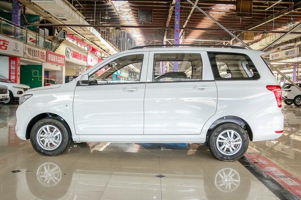 推荐五菱宏光1.5LS舒适型，空间大，性价比高