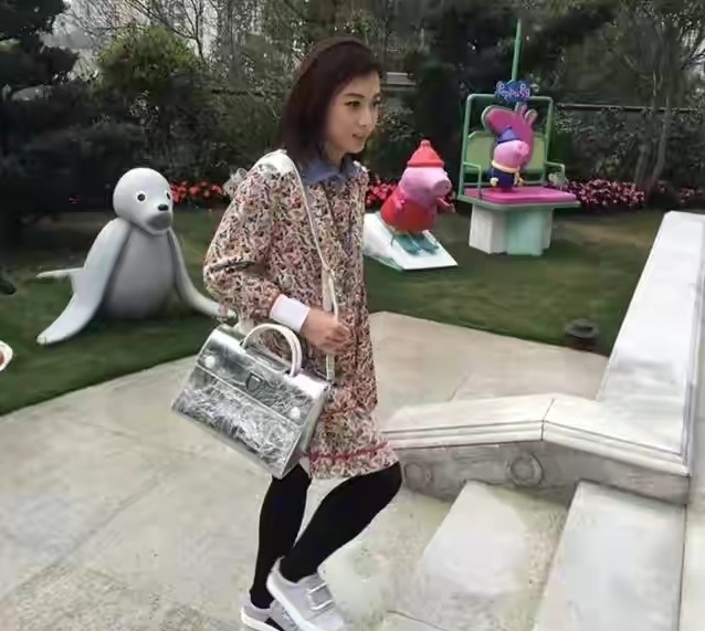 刘銮雄甘比一家公开亮相,刘銮雄甘比合体照