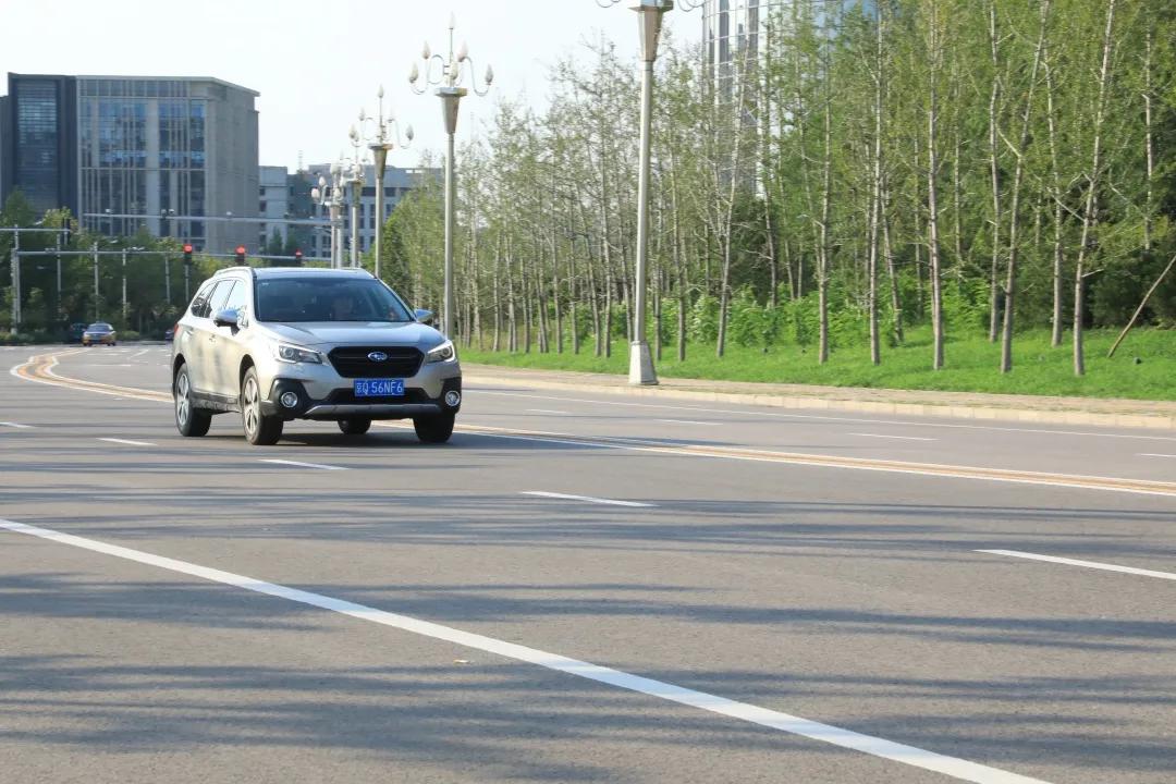 试驾斯巴鲁傲虎探越版,踢车帮最新款斯巴鲁傲虎试驾视频
