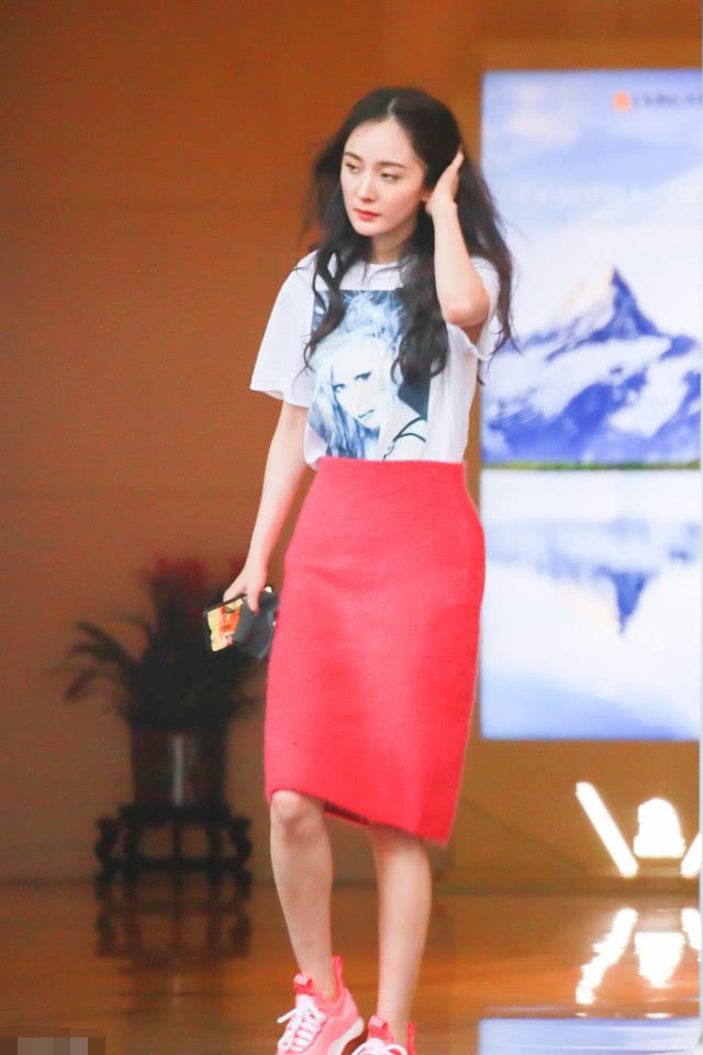 何穗杨幂穿的什么,杨幂黑色蓬蓬裙穿搭