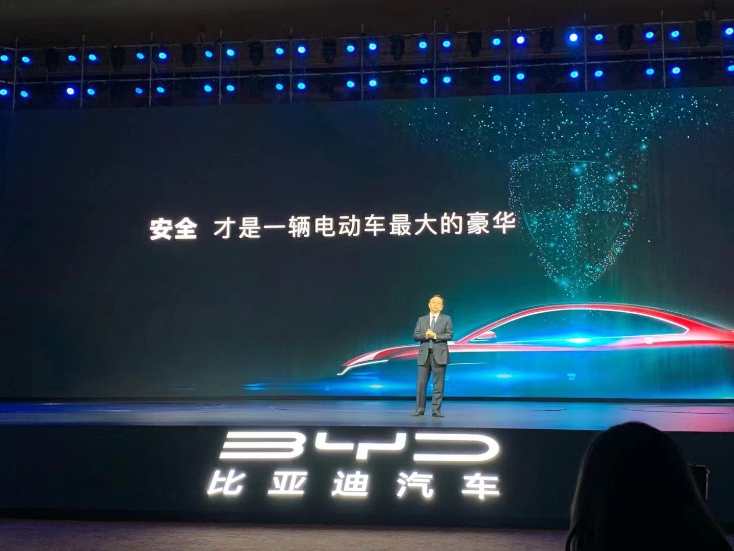 比亚迪2019元ev360是刀片电池吗,比亚迪最新上市纯电动车实测