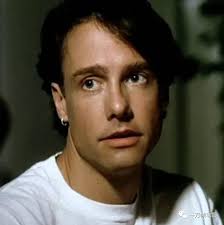 荒诞的《喜宴》，不羁的微微||为了绿卡，她做了同妻