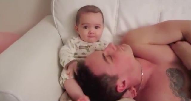 爸爸睡觉时呼噜声太大，宝宝做出一个动作，让一旁的妈妈笑喷