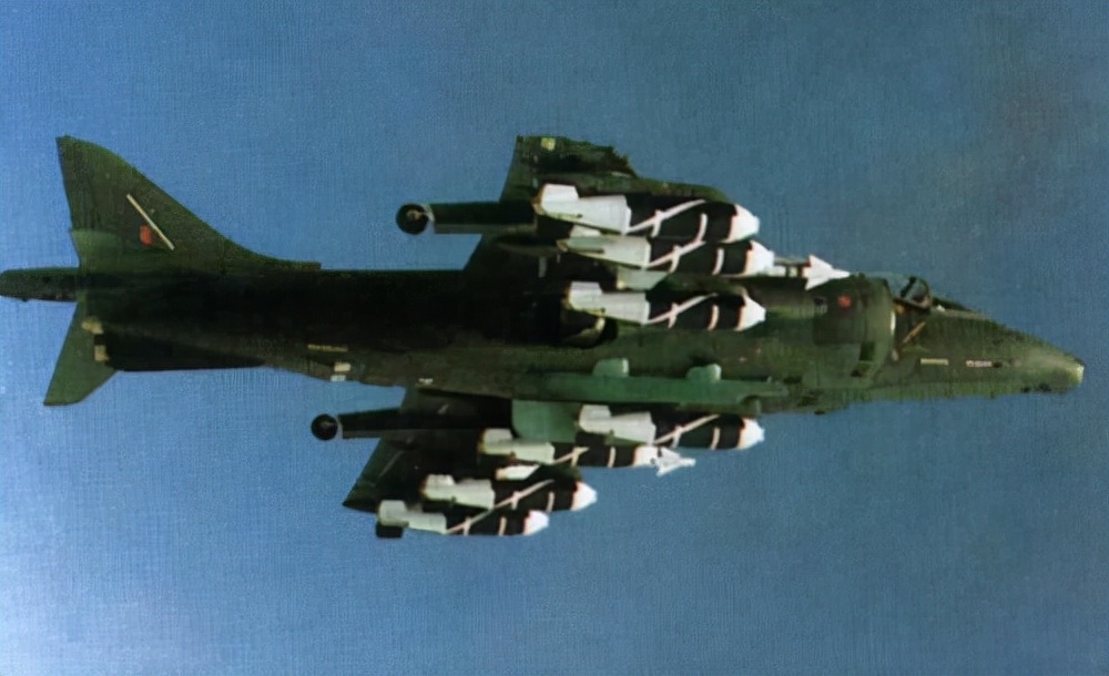 集束炸弹为啥能击穿坦克,集束炸弹为什么能炸坦克