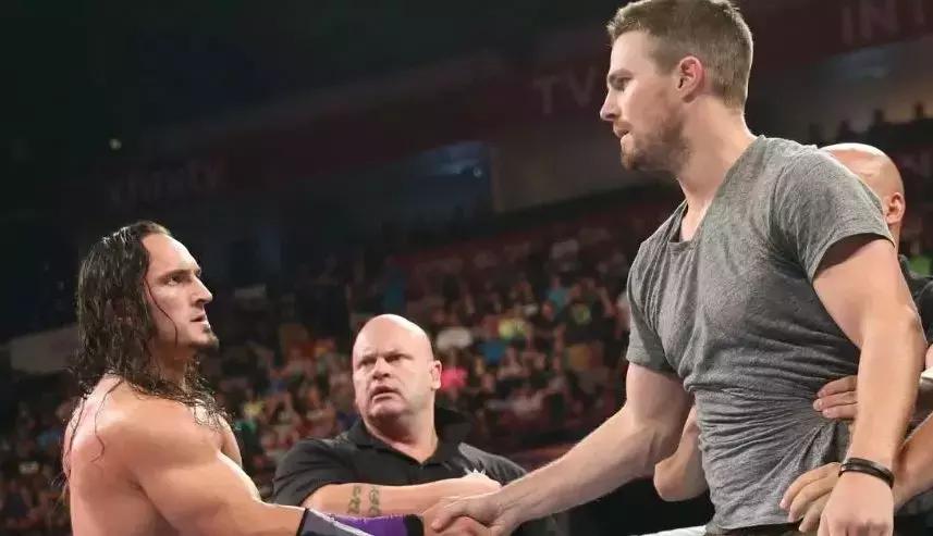 拳王暴打wwe,施瓦辛格一拳打倒wwe