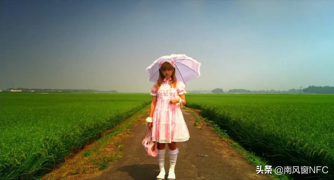 他说她是“小魔女”，我说她是受害者