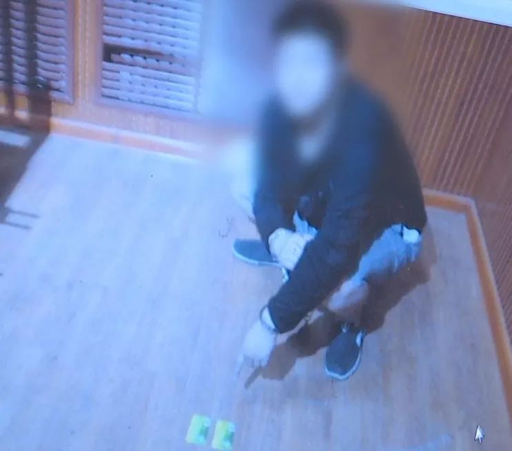 小孩玩王者荣耀花了1万妈妈打他,熊孩子王者荣耀疯狂充钱50多万