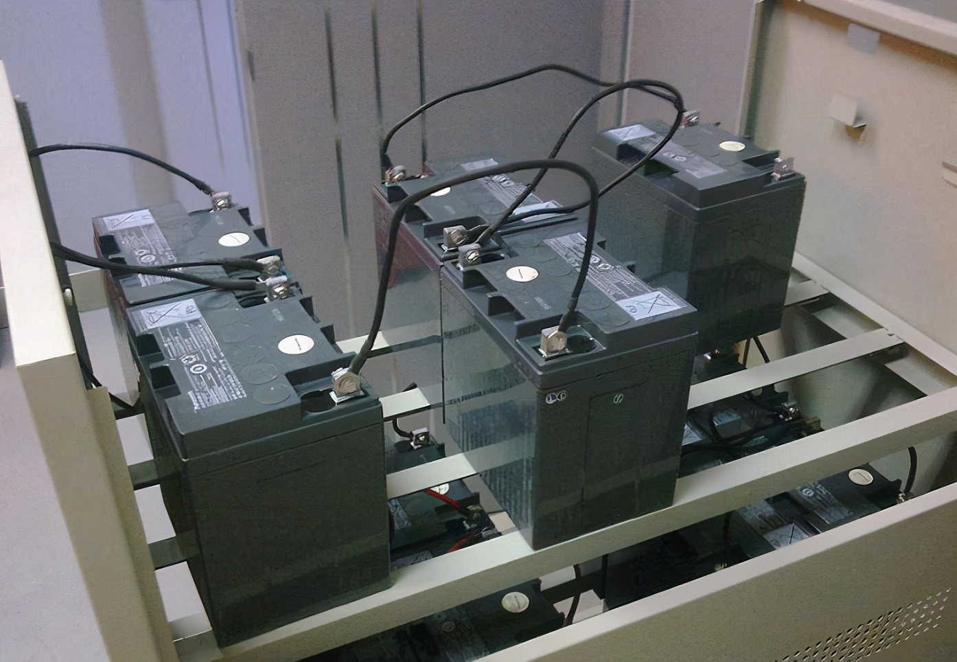 为啥电瓶水会流出来,电瓶水少了加什么