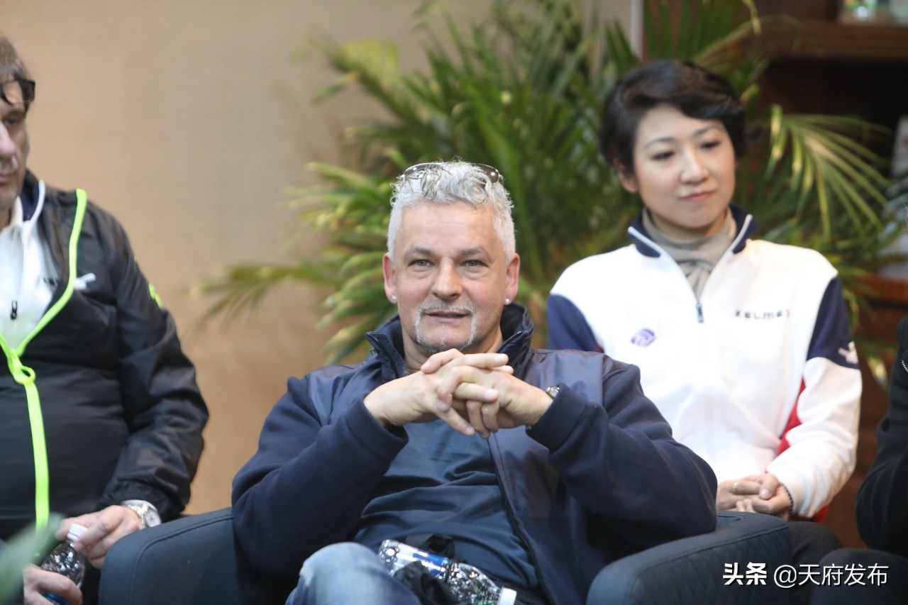 燃爆！巴乔、巴蒂、菲戈等世界足坛传奇齐聚天府新区，重现当年风采