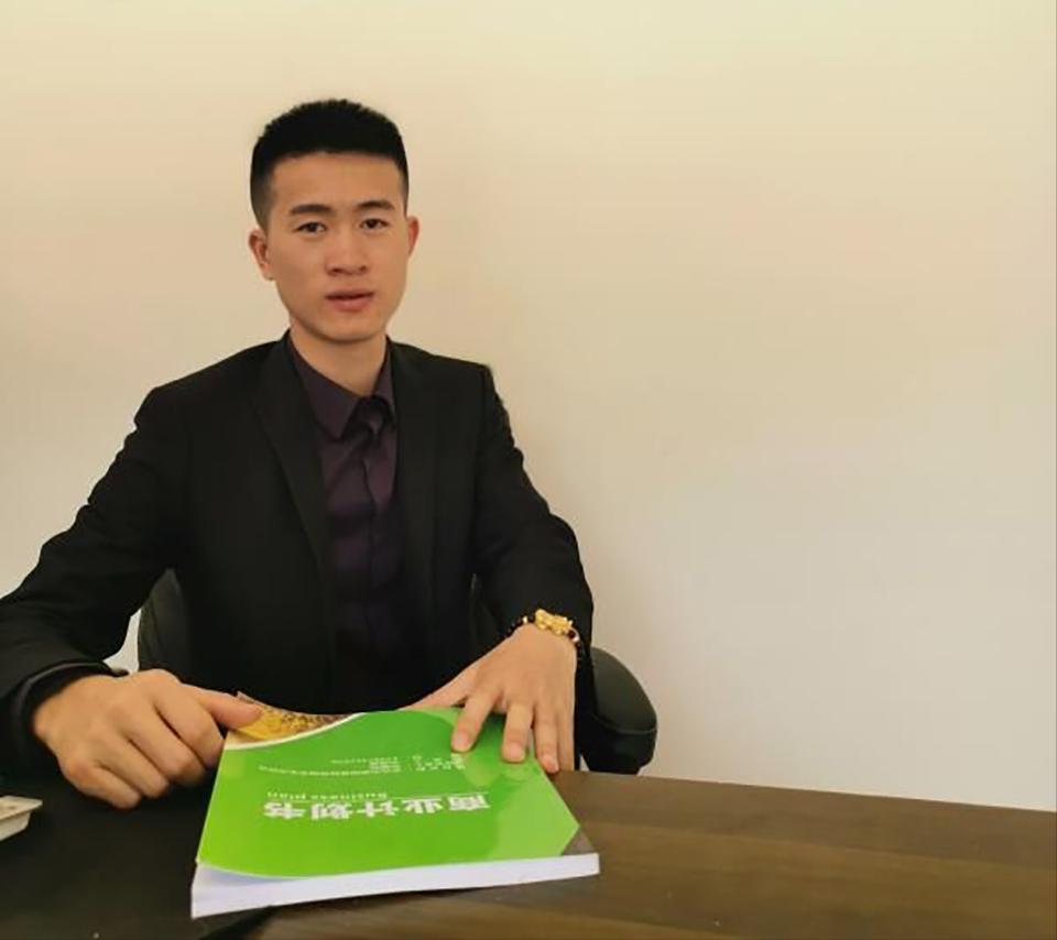 90后小伙养殖青蛙,农村创业致富养蛙