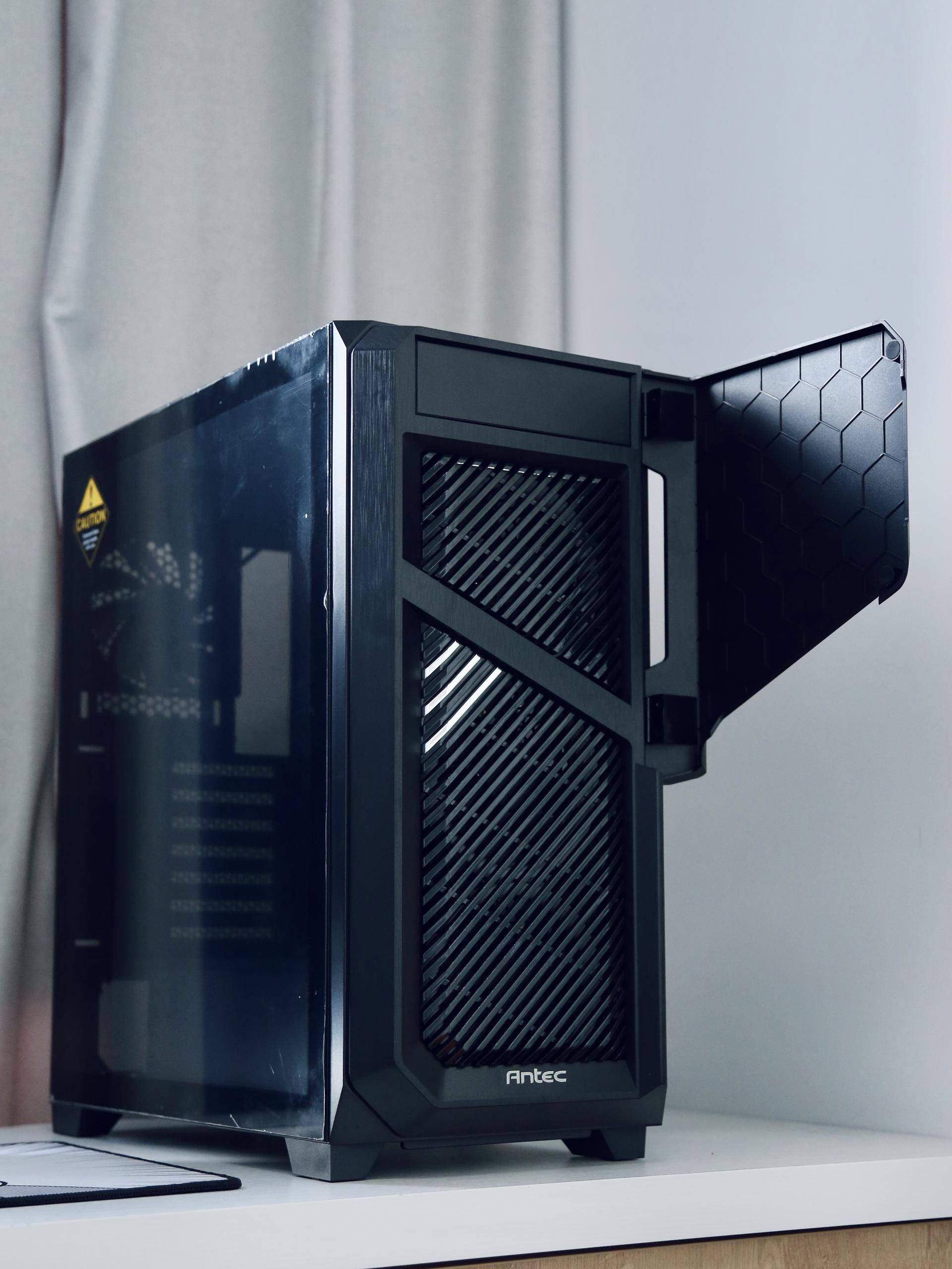 为刚踏入社会的小兄弟，配了一台高颜值散热好的FLUX平台主机