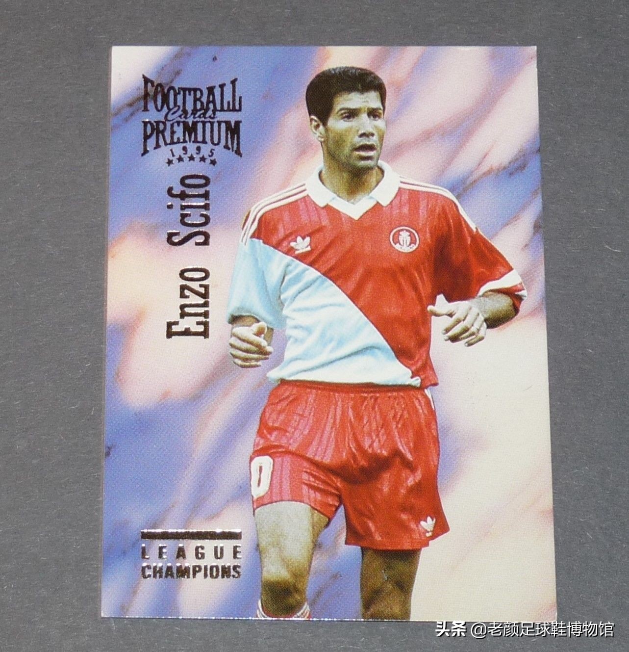 第一个穿白球鞋的足球运动员,第一个穿耐克篮球鞋的nba运动员