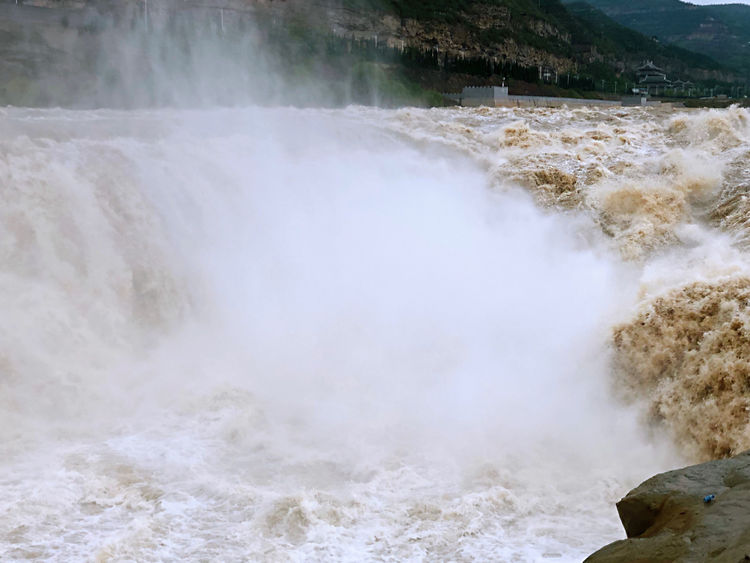 世界著名的十大瀑布中国上榜一个,世界三大瀑布气势磅礴大饱眼福