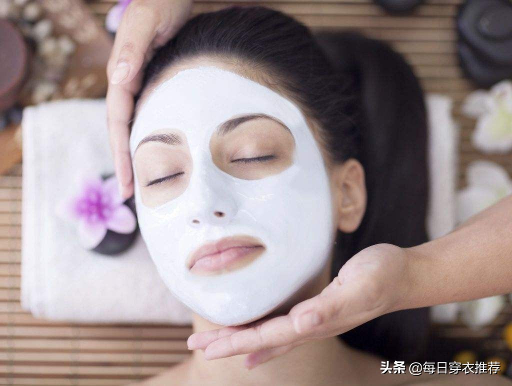 敷面膜时：上面的塑料纸切记别扔掉，教你正确方法，面膜吸收更好
