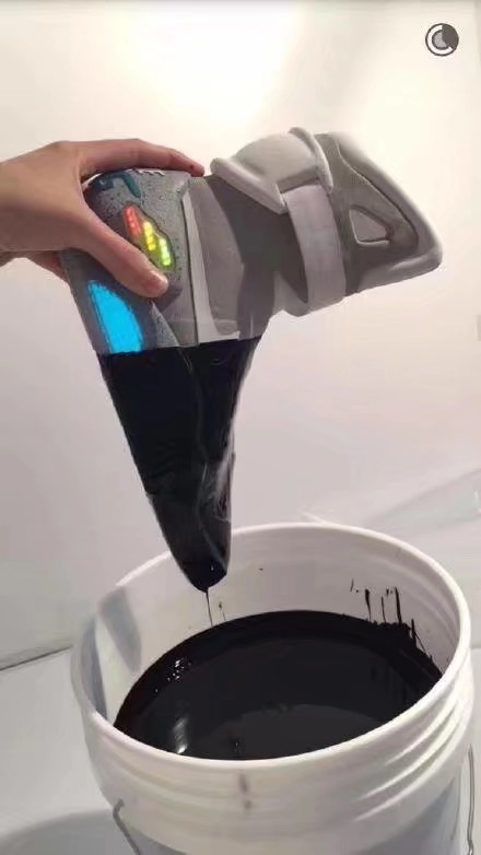 当你的爱靴“惹”上一身臭泥，你的心在滴血吗？