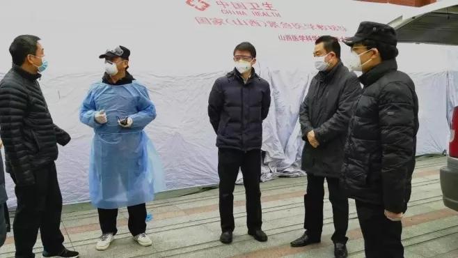 硬核小护姐表白汉警,援鄂医疗队小护姐表白汉警小哥