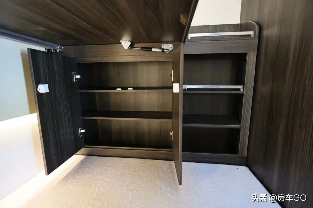 这台房车有5种充电方式，车内电器语音控制，卫生间也是干湿分离