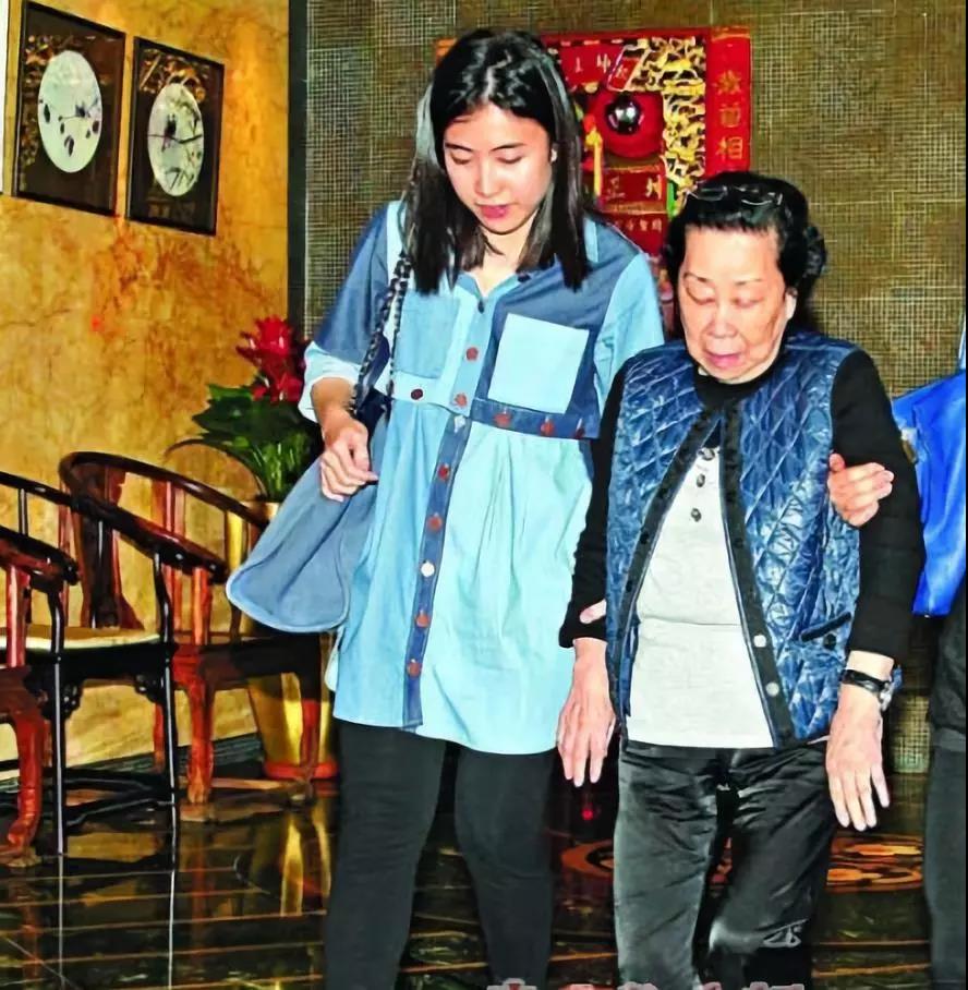 甘比早期龅牙凸嘴,龅牙甘比逆袭香港女首富