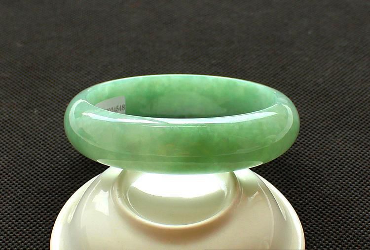 韩商言后妈家传的满绿翡翠手镯价值一千几百万，现实中价值几何