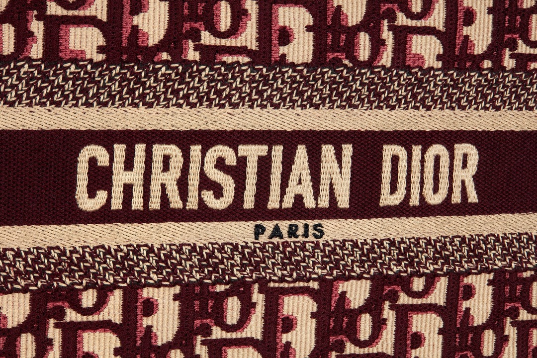 Dior发布迷你BookTote手袋:超迷你尺寸托特包