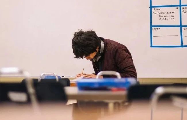 不平等的“贵子”：基于网络民族志的“小镇做题家”就读体验研究