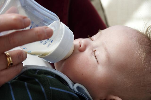 为什么宝宝喝奶总要一个小时左右,为什么宝宝喝奶就够营养