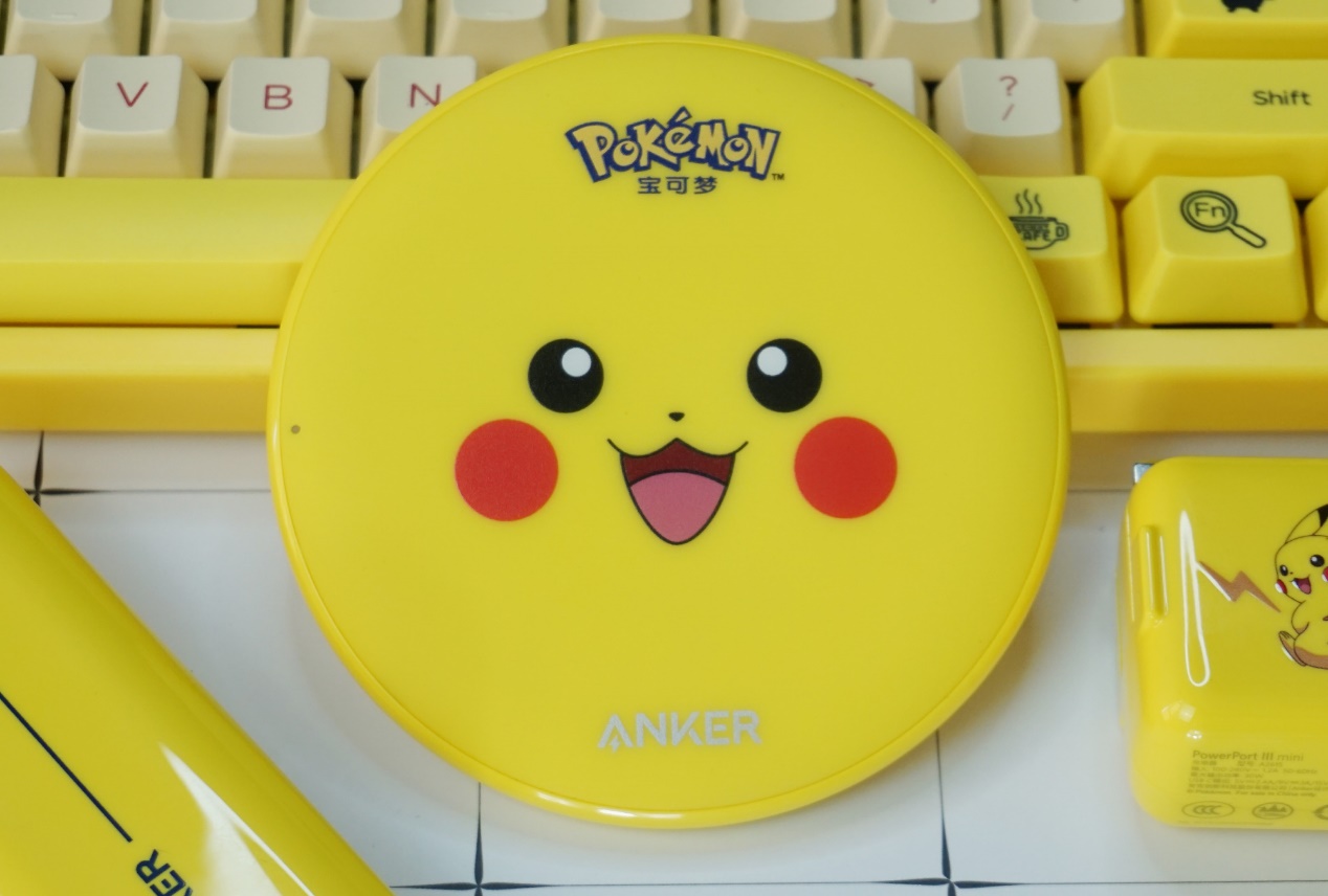 anker哆啦a梦联名款65w,anker新款磁吸底座充电宝测评