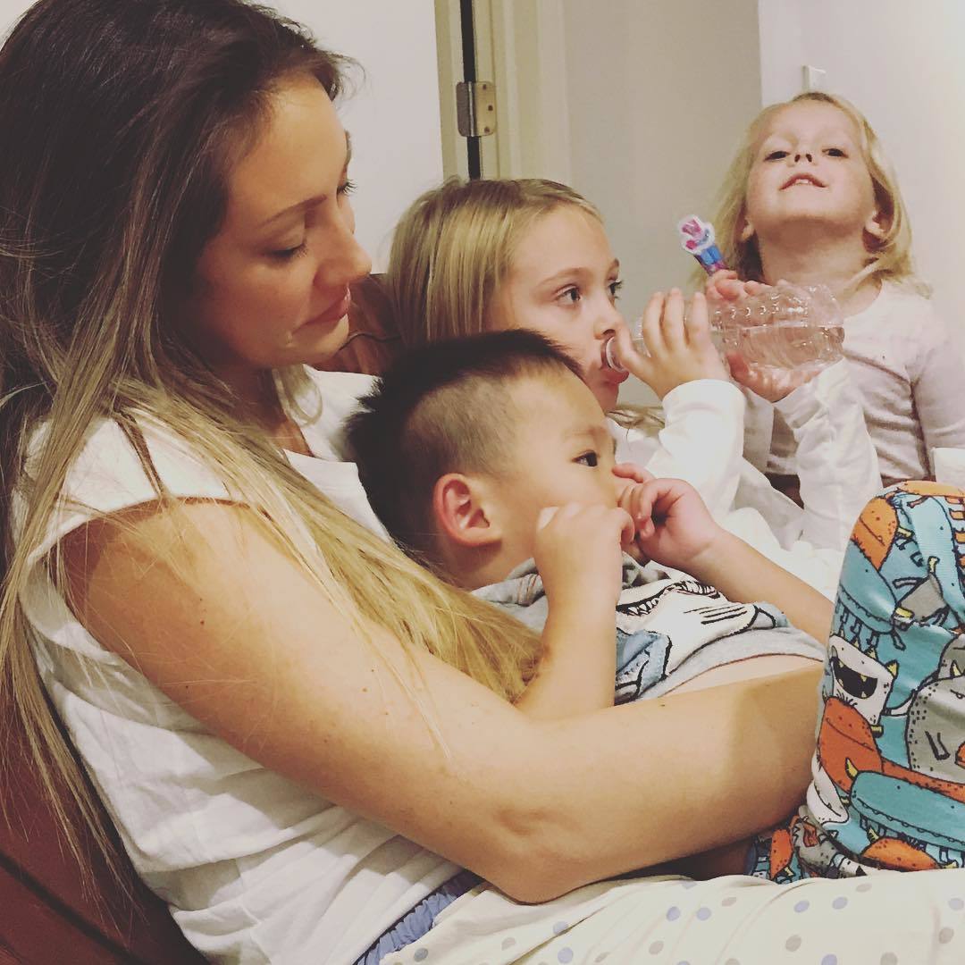 美国网红领养中国残障男孩，疯狂吸血赚钱后就无情抛弃？