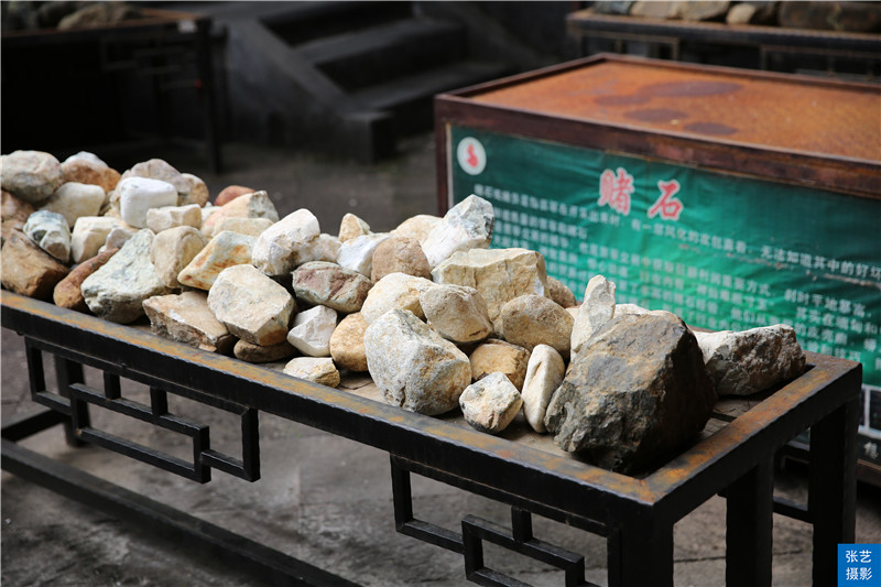 腾冲古镇旅游，游客花几千元买下翡翠赌石，一刀切下身价飙涨