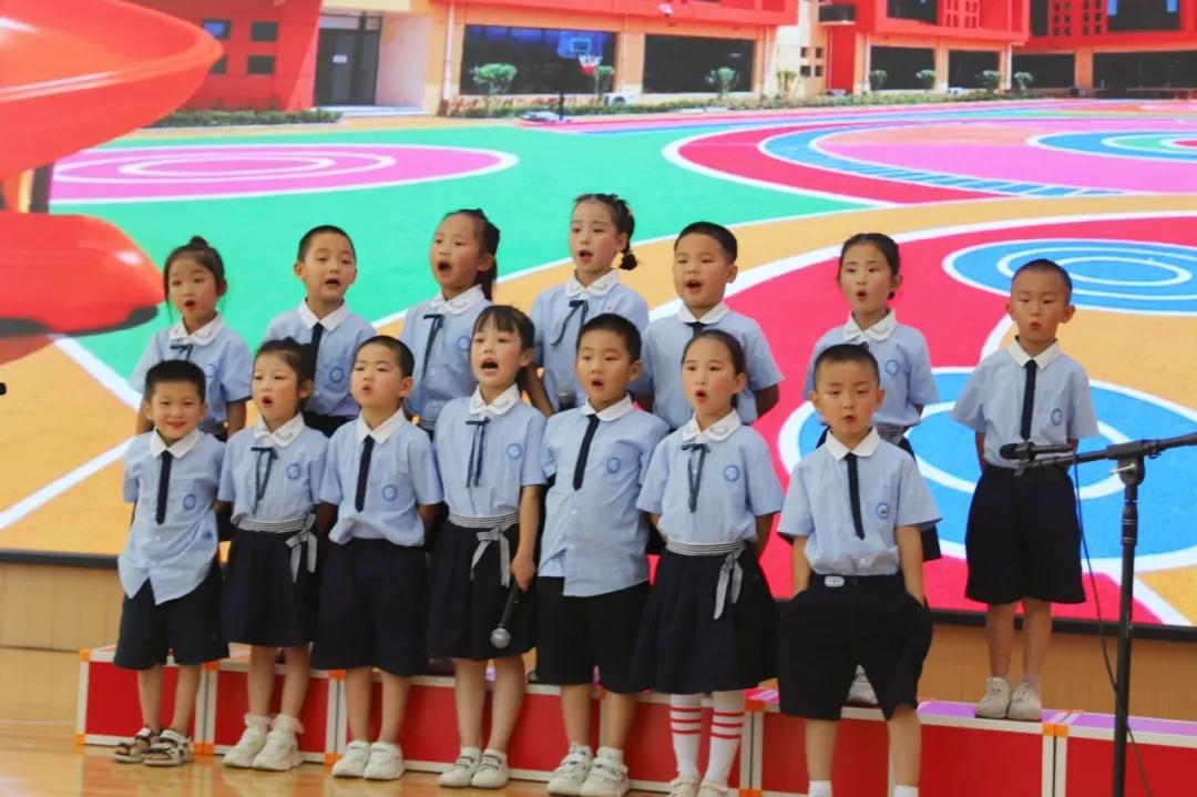 幼儿园老师小朋友表演庆祝七一,西安高新第五幼儿园毕业典礼