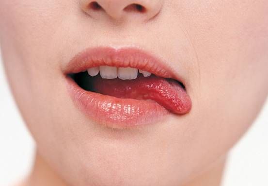 嘴唇脱皮干裂无法涂口红,嘴唇脱皮不干燥是什么原因引起的