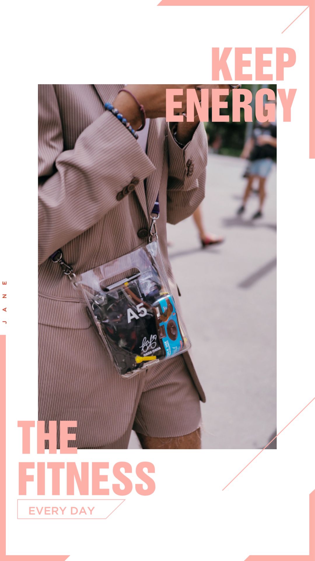 普通包包背腻了，试试“PVC”元素的包包吧，时髦吸睛很高级