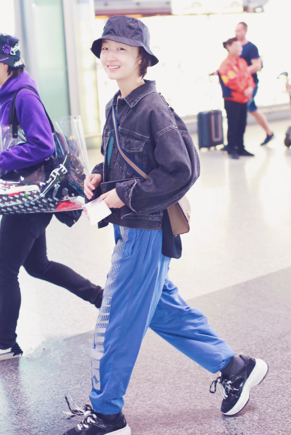 周冬雨系平底鞋鞋带,周冬雨穿帆布鞋