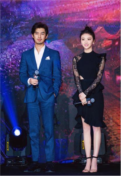 辛芷蕾中分休闲装参加活动,辛芷蕾大秀