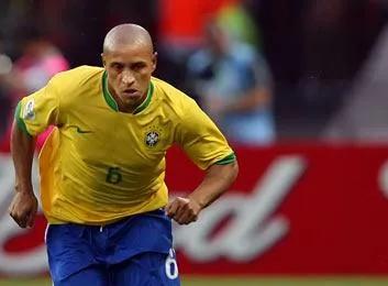 前锋的噩梦盘点足坛十大传奇后卫,每个时代的足球传奇巨星