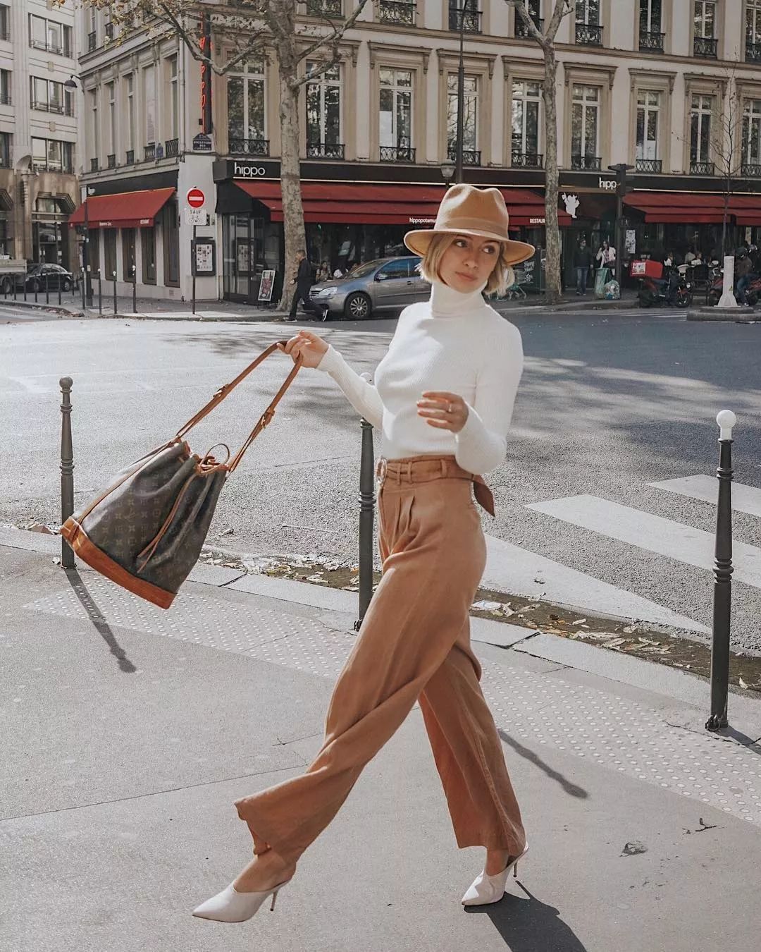 会背水桶包的人,会背奢侈品包包