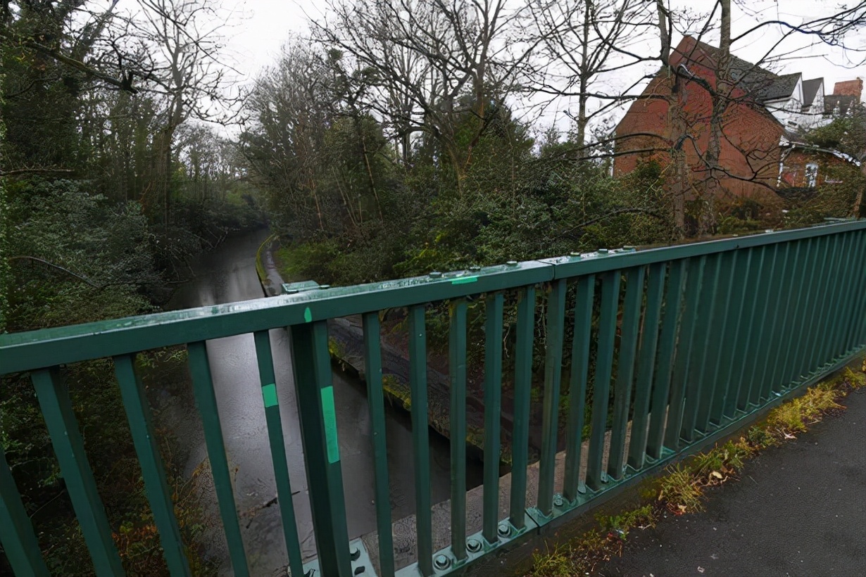 美国16岁女孩被推下20米高桥,英国女孩18岁被朋友杀害