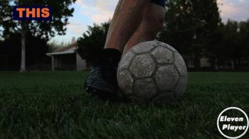 足球基本知识和球性,足球基本功训练拉球绕过另一条腿