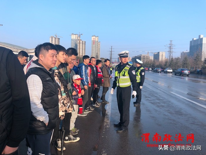 高新交警大队圆满完成2019年首场足球赛安保任务（图）